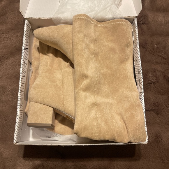 Elegant Cream Knee-High Women's Boots - Picture 2 of 5